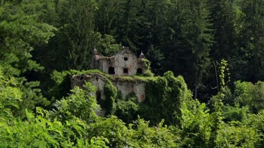 Villa De Vecchi “Casa Rossa” della Valsassina